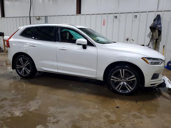 2018 VOLVO XC60 Momentum — Passenger 3/4