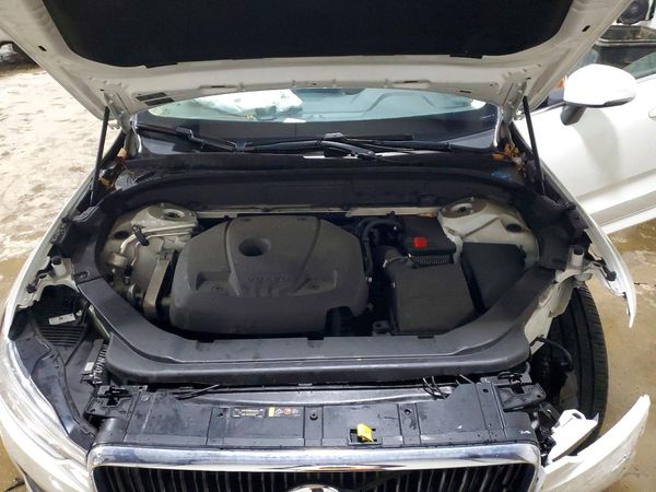 2018 VOLVO XC60 Momentum — Engine bay
