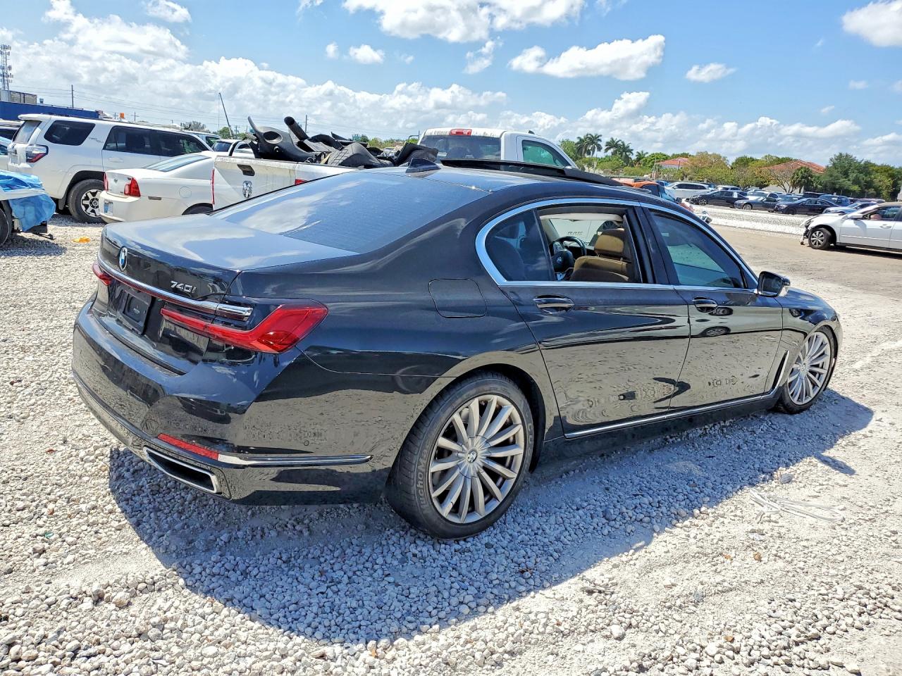2022 BMW 740