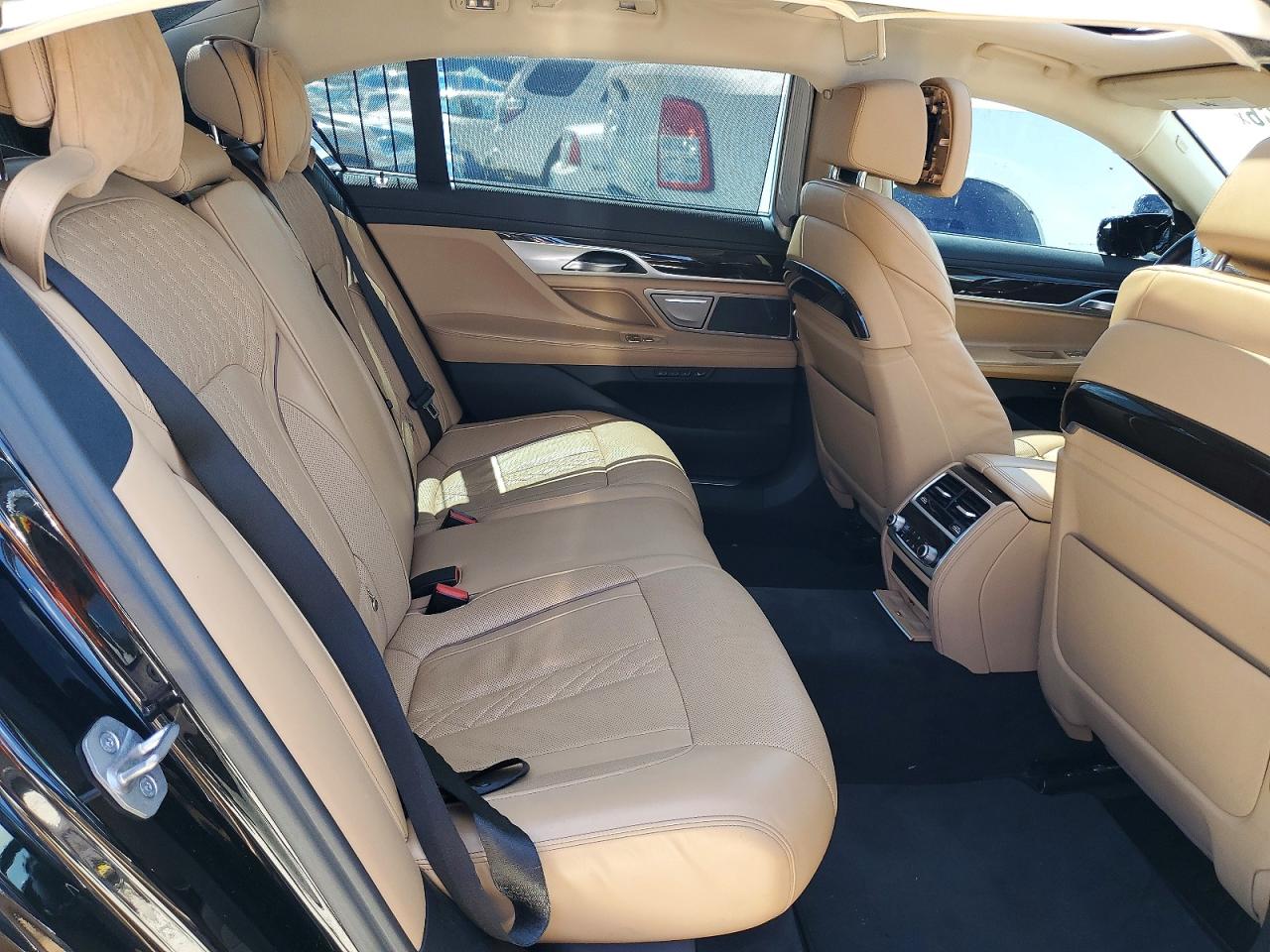 2022 BMW 740