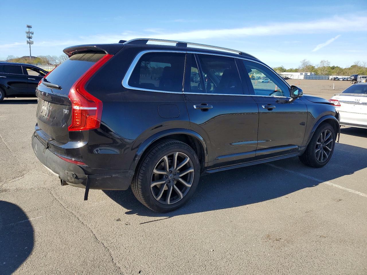 2019 VOLVO XC90 Momentum