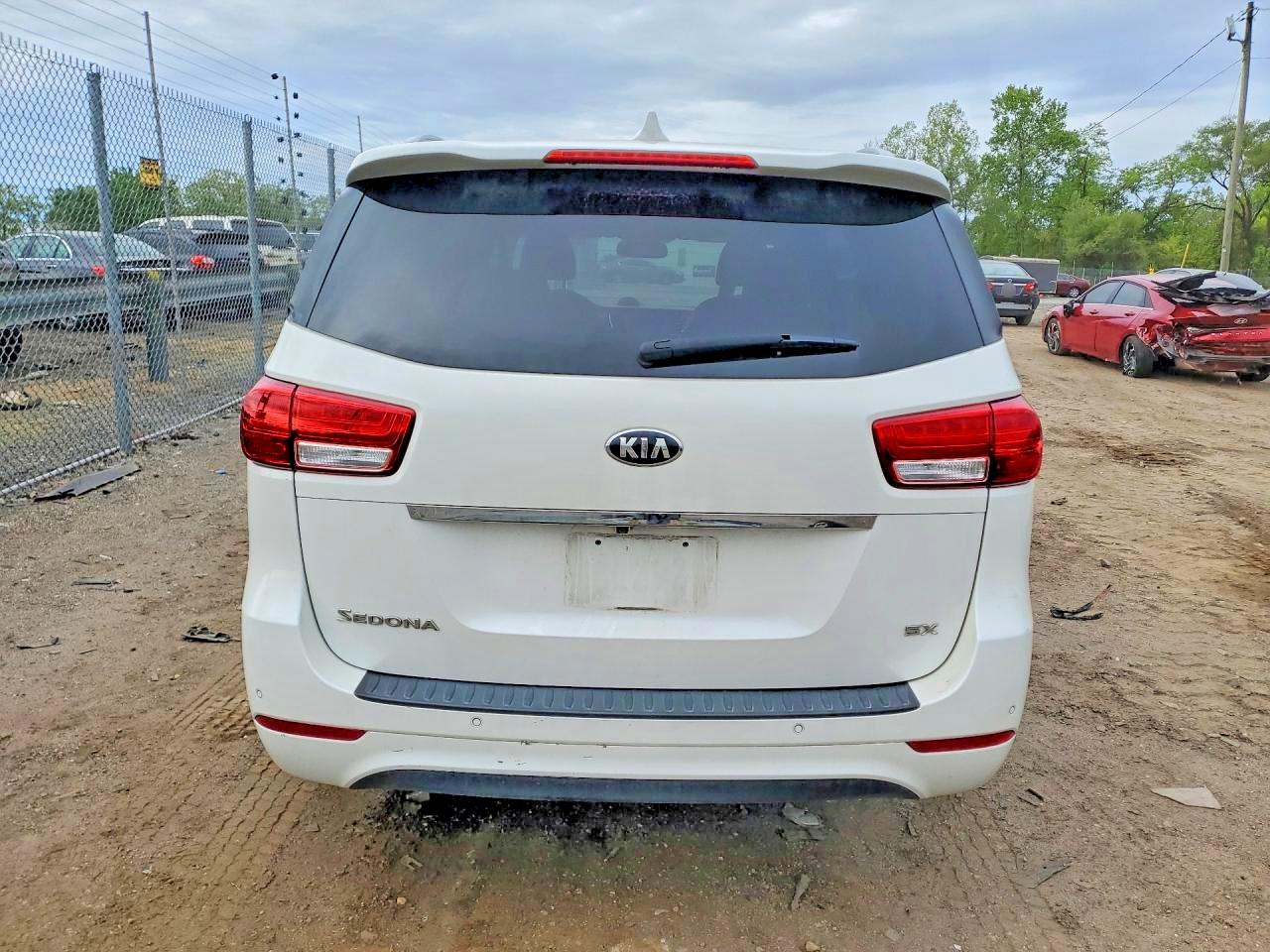 2016 KIA SEDONA EX - Middle level