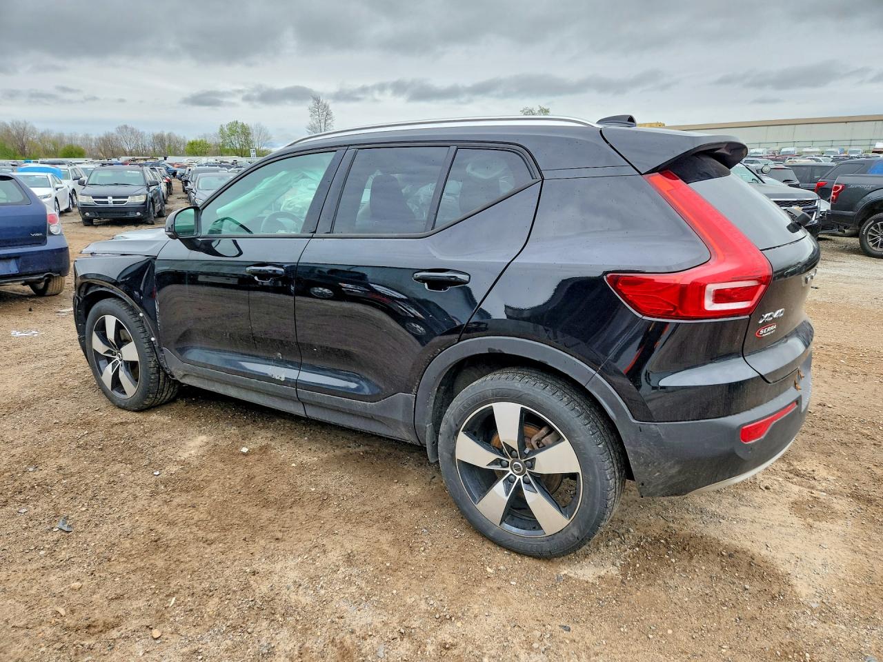 2020 VOLVO XC40 Momentum