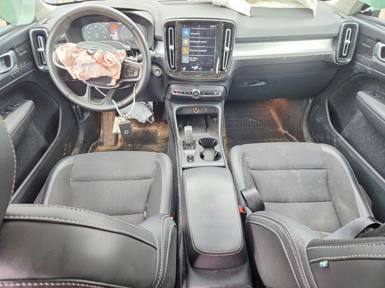 2020 VOLVO XC40 Momentum