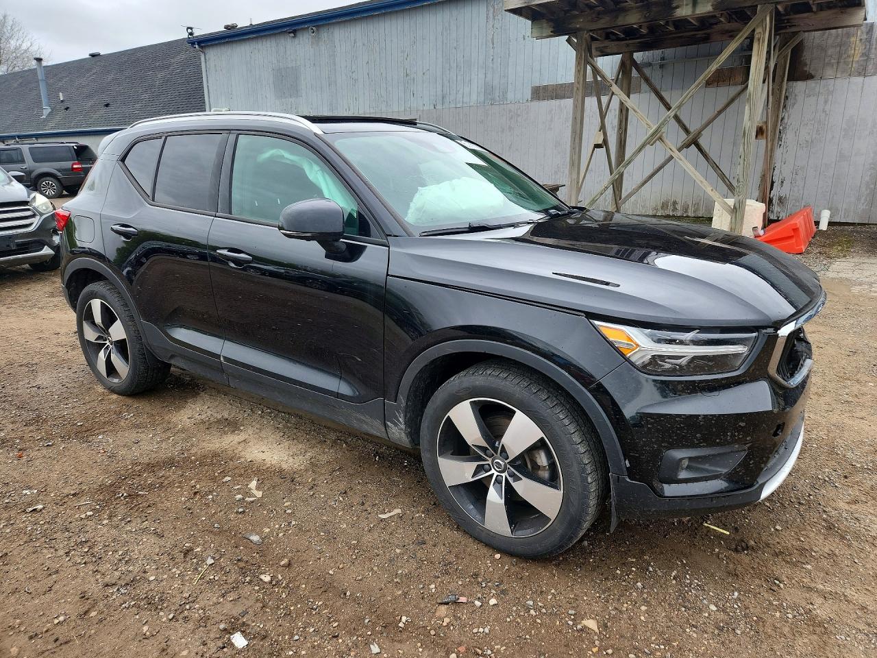 2020 VOLVO XC40 Momentum