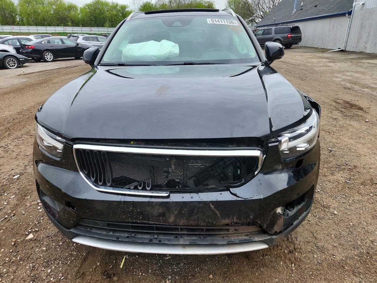 2020 VOLVO XC40 Momentum