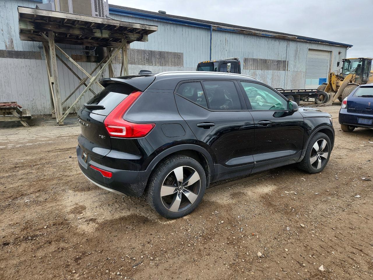 2020 VOLVO XC40 Momentum