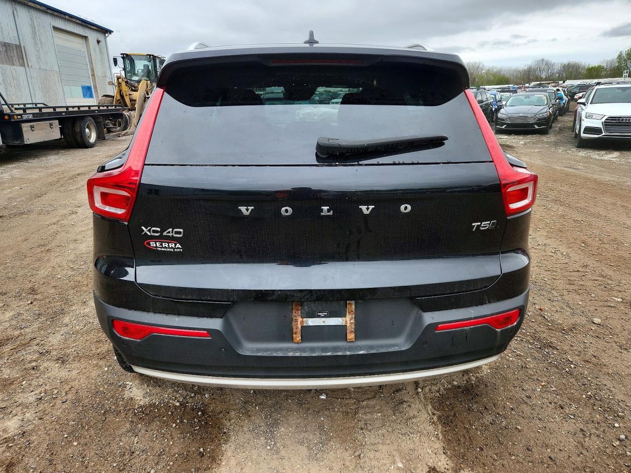 2020 VOLVO XC40 Momentum