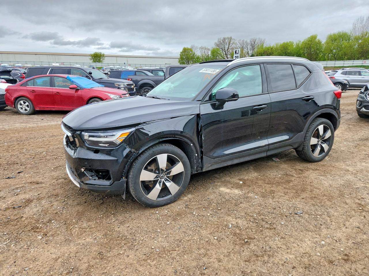 2020 VOLVO XC40 Momentum