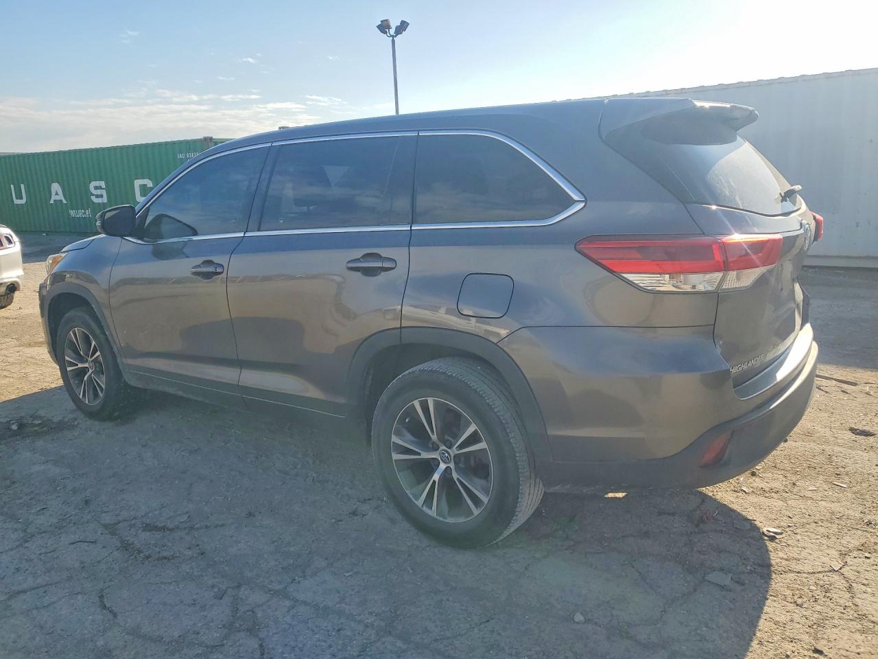 2017 TOYOTA HIGHLANDER LE