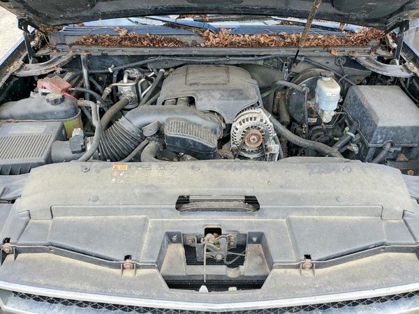 2012 CHEVROLET TAHOE LT — Engine bay