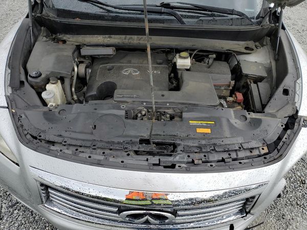2013 INFINITI JX35 — Engine bay