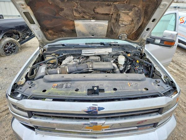 2019 CHEVROLET SILVERADO LTZ — Engine bay
