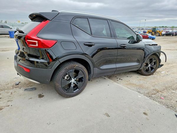 2021 VOLVO XC40