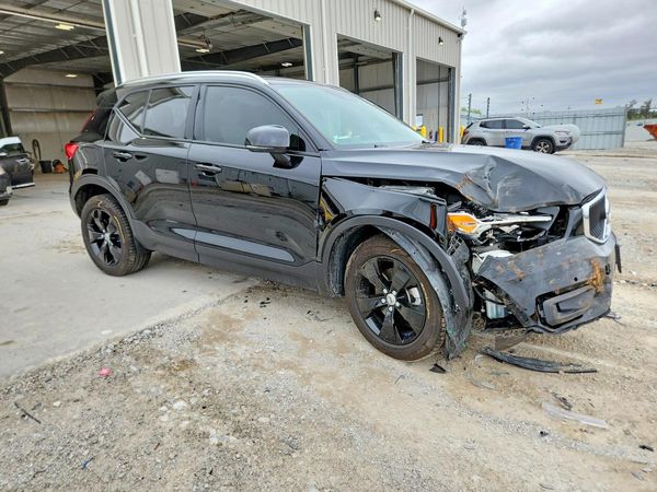 2021 VOLVO XC40