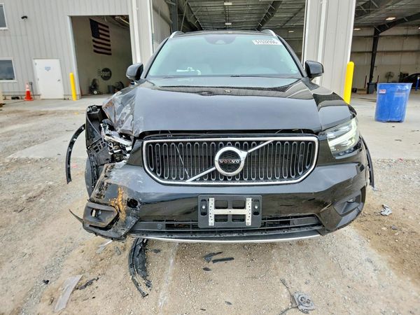 2021 VOLVO XC40