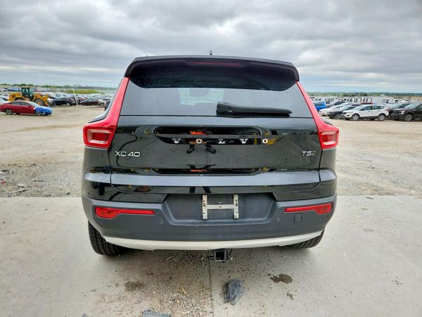 2021 VOLVO XC40