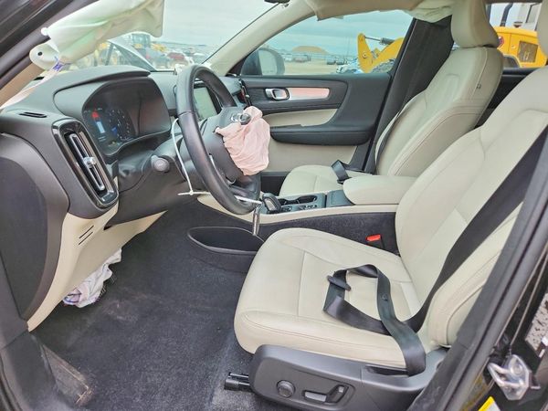 2021 VOLVO XC40