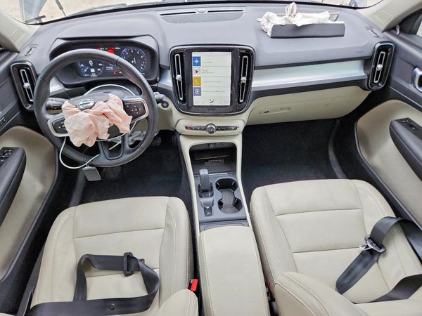2021 VOLVO XC40
