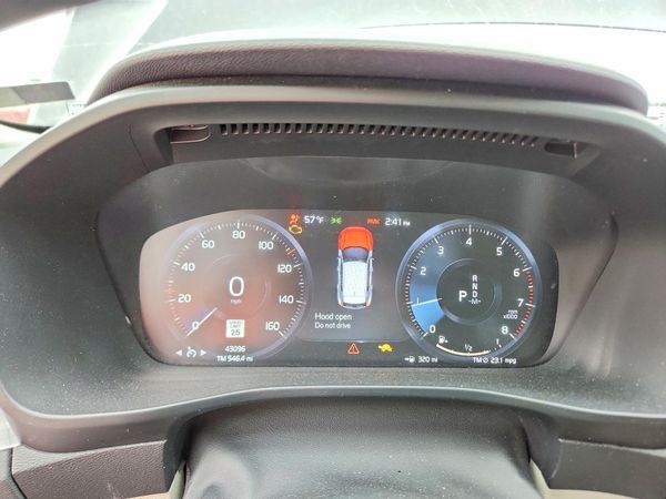 2021 VOLVO XC40