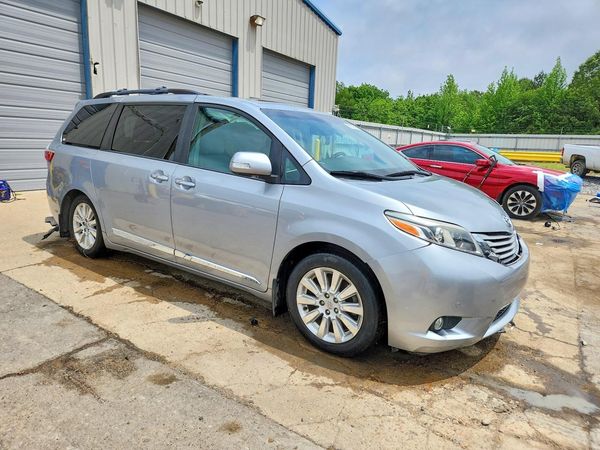 2015 TOYOTA SIENNA