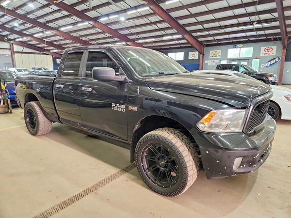 2016 RAM 1500 SLT QUAD CAB 4X4