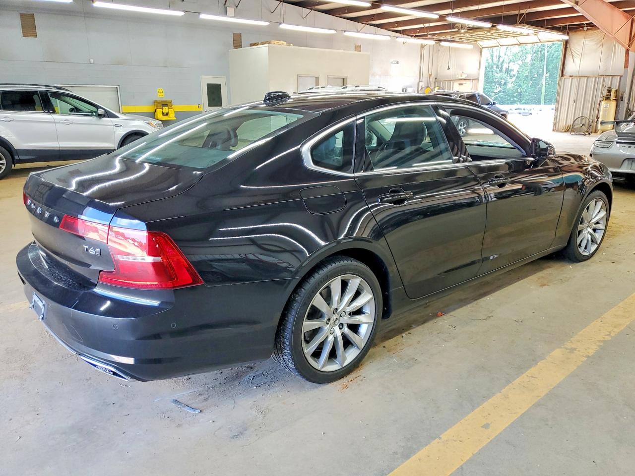 2017 VOLVO S90 Momentum