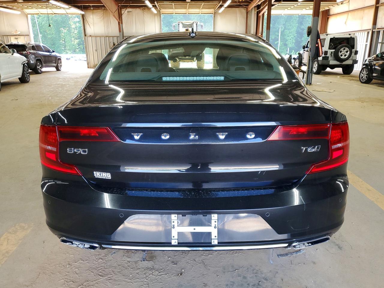 2017 VOLVO S90 Momentum