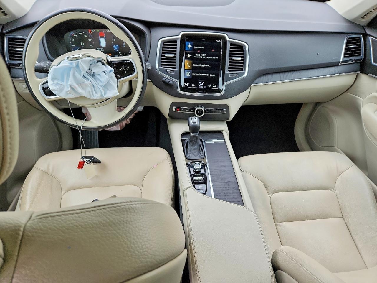 2020 VOLVO XC90 Momentum
