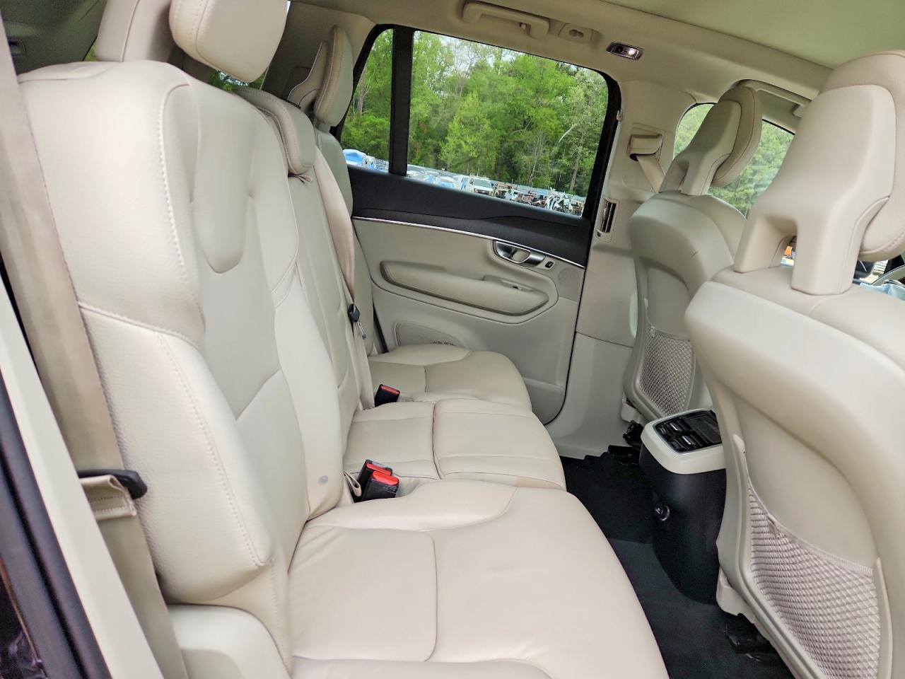 2020 VOLVO XC90 Momentum