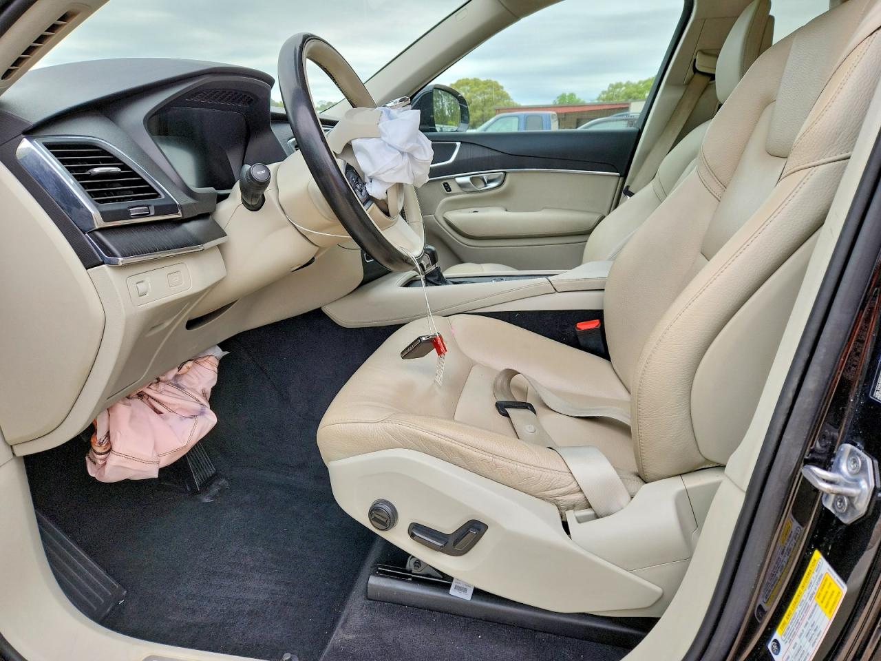 2020 VOLVO XC90 Momentum