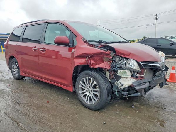 2018 TOYOTA SIENNA