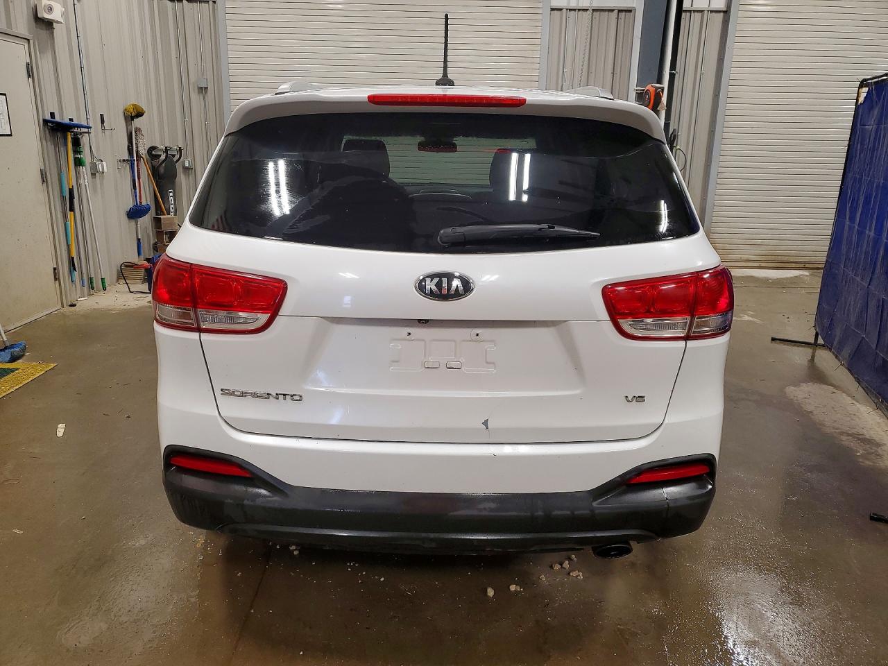 2016 KIA SORENTO L / LX
