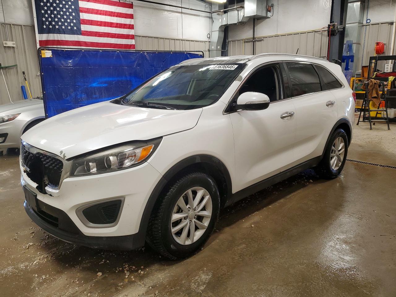 2016 KIA SORENTO L / LX