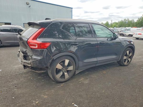 2020 VOLVO XC40