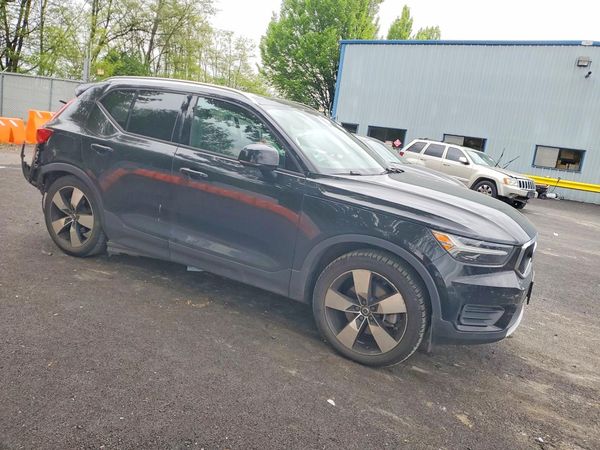 2020 VOLVO XC40