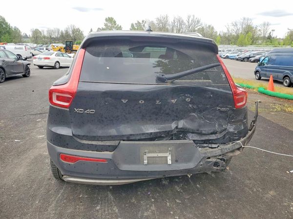 2020 VOLVO XC40