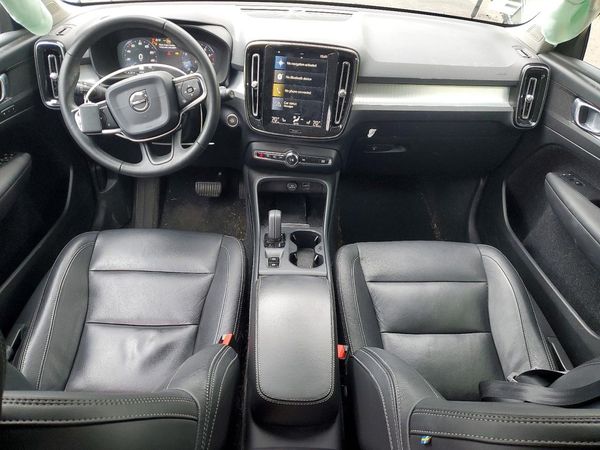 2020 VOLVO XC40
