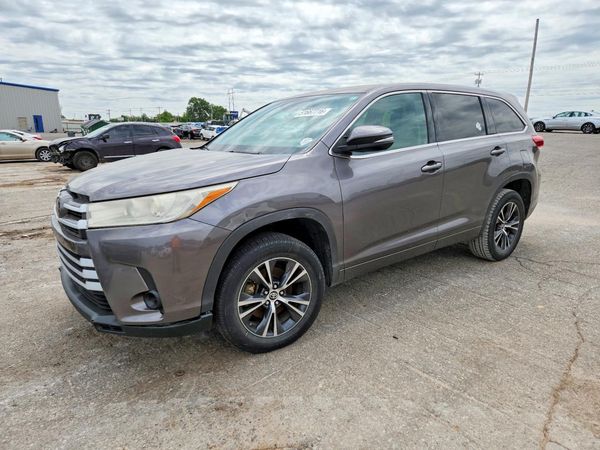 2018 TOYOTA HIGHLANDER LE — Front 3/4
