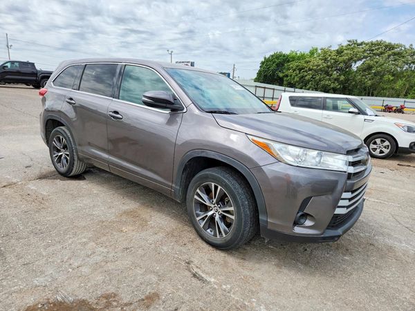 2018 TOYOTA HIGHLANDER LE — Passenger 3/4