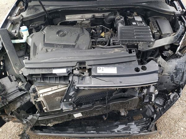 2018 VOLKSWAGEN TIGUAN SE, SEL — Engine bay