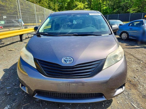 2012 TOYOTA SIENNA