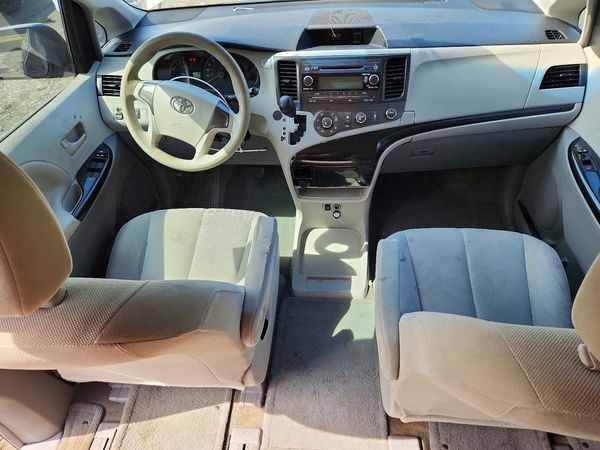 2012 TOYOTA SIENNA