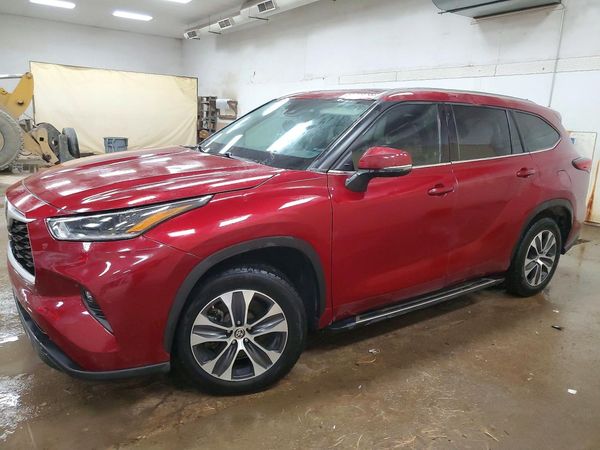 2021 TOYOTA HIGHLANDER XLE — Front 3/4