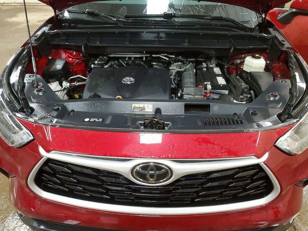 2021 TOYOTA HIGHLANDER XLE — Engine bay