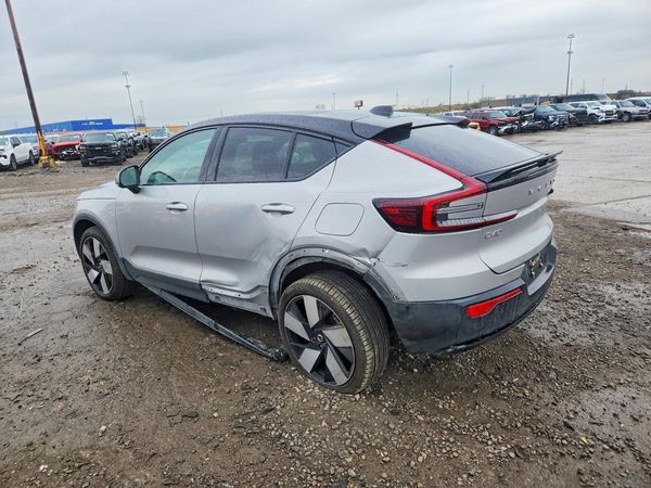 2022 VOLVO C40