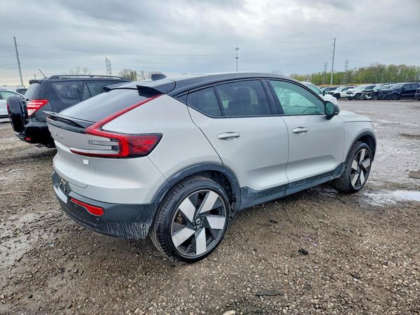 2022 VOLVO C40