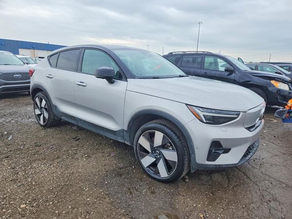 2022 VOLVO C40