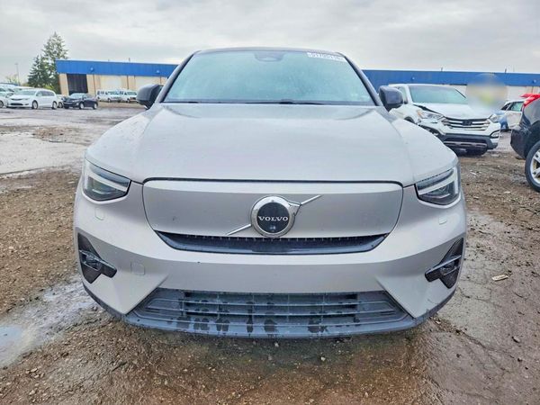 2022 VOLVO C40