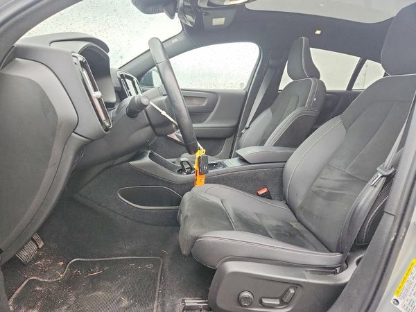 2022 VOLVO C40